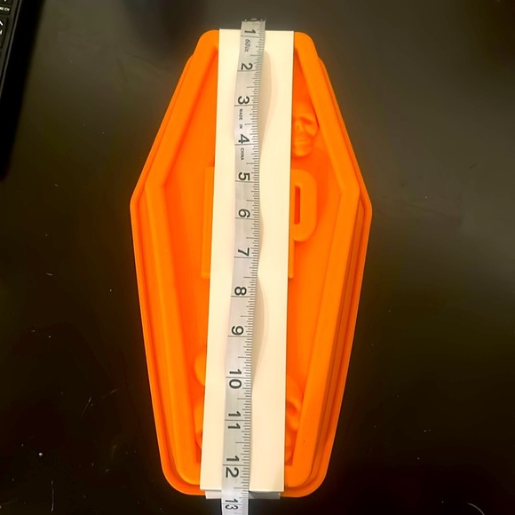 Celebrate it Halloween silicone cake mold - Picture 2 of 2